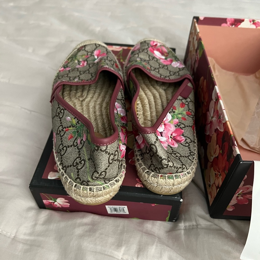 Authentic
GG Logo Monogram Floral Beige Leather Slip-on Espadrille Flats Size 40